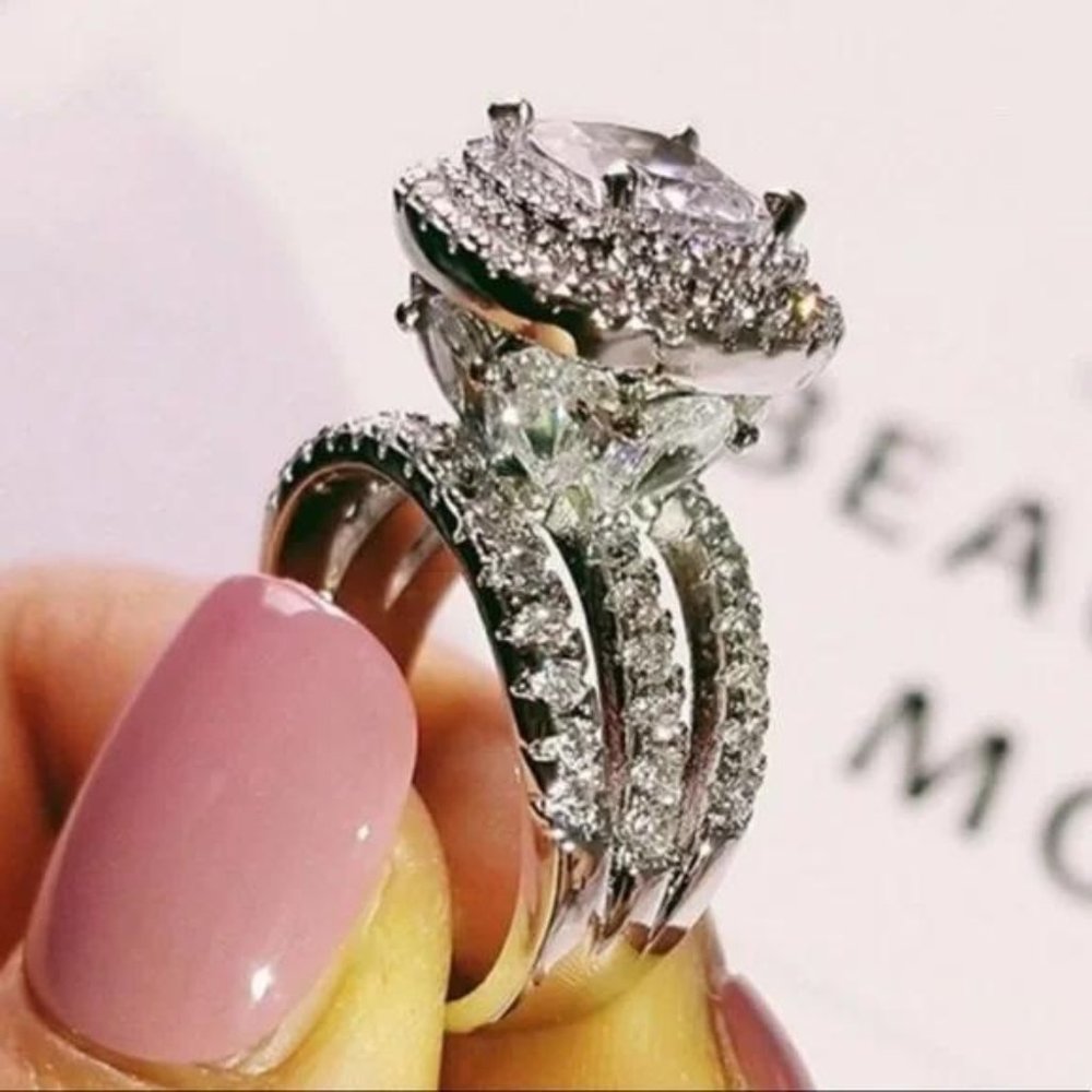 NEW 925 STERLING SILVER DIAMOND HALO RING, CUTE RING, SHINY RING.